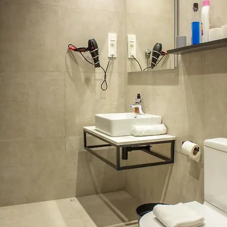 B4r Self Check In 招待所 3*