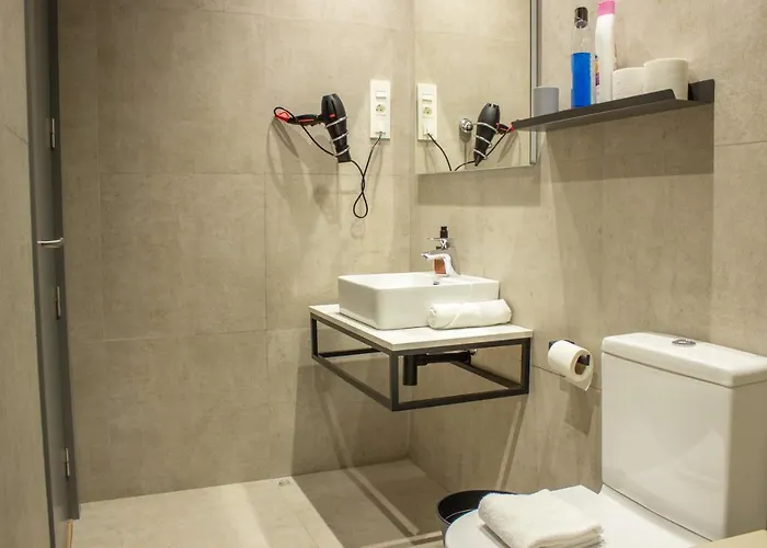 B4r Self Check In ゲストハウス 3*